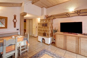 Dining - Holiday Apartment 'Baita Dei Ski Casina' near Slopes with Balcony & Wi-Fi (livigno)