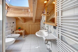 Shower, hair dryer, towels - Apartment 'Baita dei ski app 5' with Mountain View & Wi-Fi (livigno)