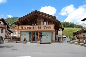 Ein Holzgebäude mit einem Schild, auf dem 'Punto Point' steht.