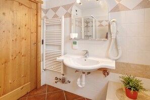 Shower, hair dryer, towels - Apartment 'La Baitina app A' with Mountain View & Balcony (livigno)