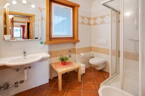 Douche, sèche-cheveux, serviettes fournies