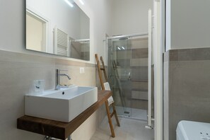 Shower, hair dryer, towels - Holiday Home L'Angolo di Giadia with Pool, Terrace & Wi-Fi (Matino)