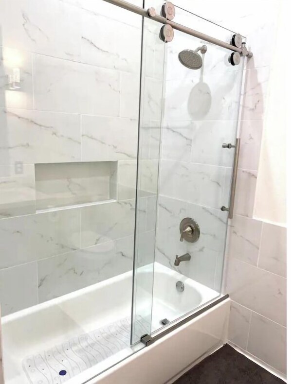Combined shower/tub