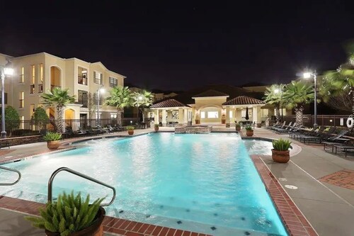 Luxury King bed condo w/pool gym and free parking