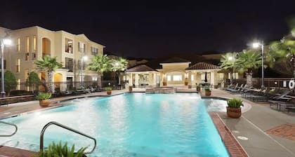 Luxury King bed condo w/pool gym and free parking