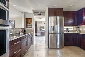 Private kitchen - POOL, HOT TUB & GORGEOUS VIEWS Atop Albuquerque (Albuquerque)