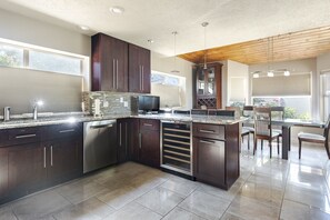 Private kitchen - POOL, HOT TUB & GORGEOUS VIEWS Atop Albuquerque (Albuquerque)