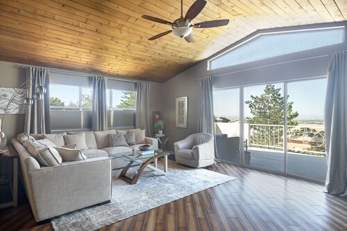 POOL, HOT TUB & GORGEOUS VIEWS Atop Albuquerque