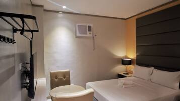 Deluxe kamer | Een bureau, een strijkplank/strijkijzer, gratis wifi, beddengoed