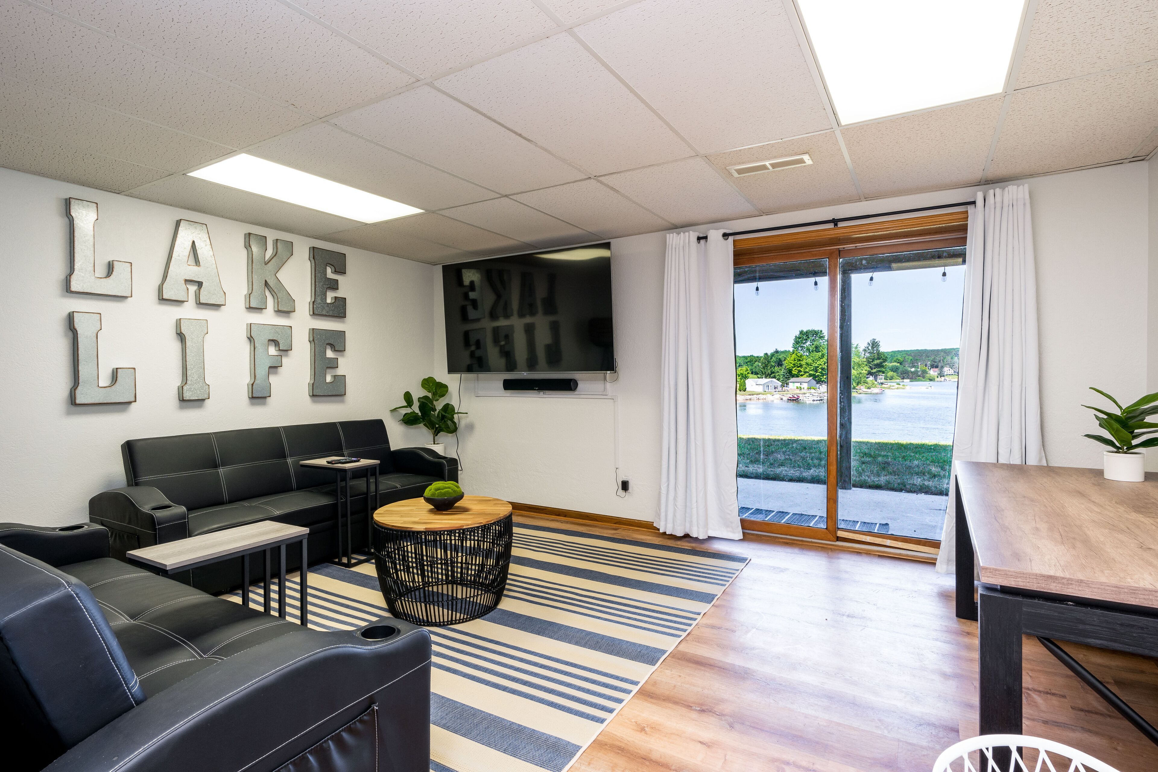 Rumah Khas | Area keluarga | Smart TV 75-inci dengan saluran TV digital, TV, dan layanan streaming