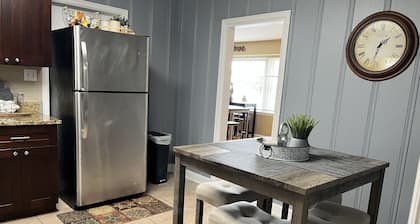 Cheerful and Spacious Home with plenty of privacy for ea guest. Free Wi-Fi
