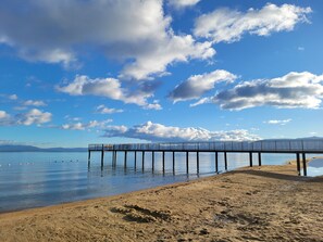 Plage à proximité, chaises longues