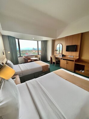 Quarto duplo luxo | Escrivaninha, espaço de trabalho para notebook, Wi-Fi de cortesia