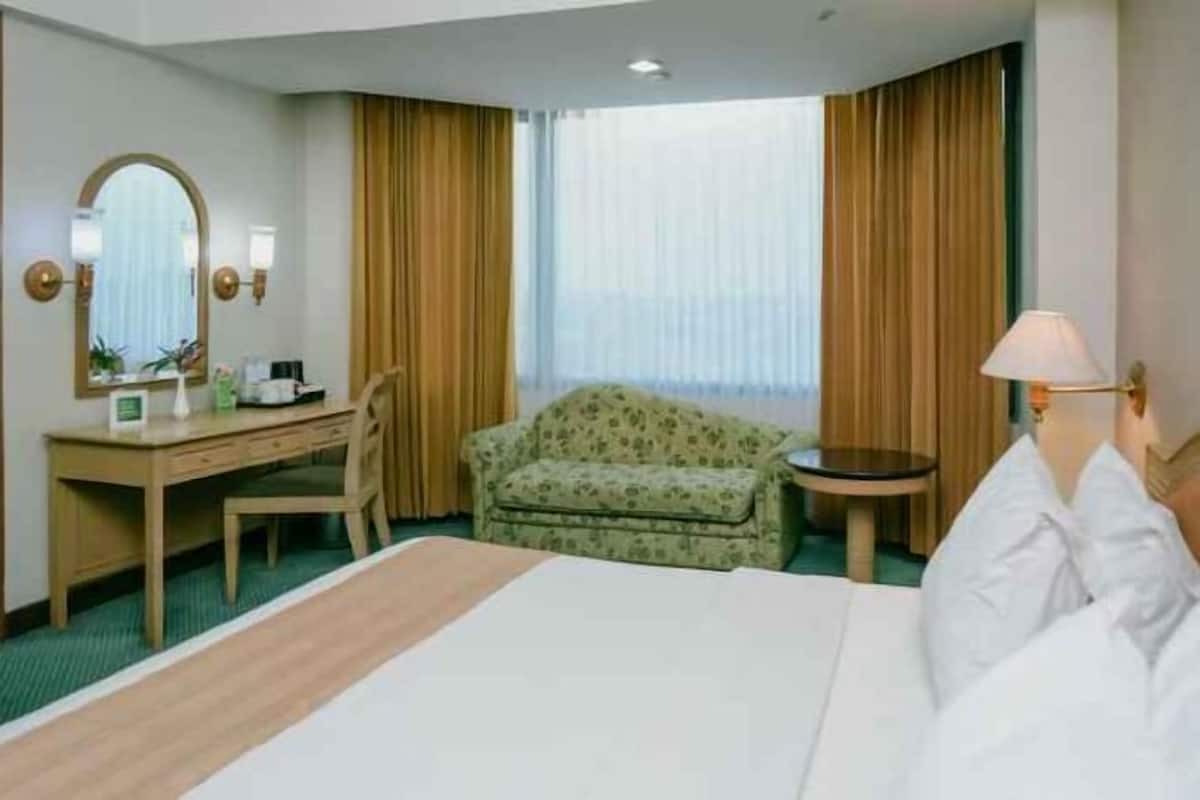 Desk, laptop workspace, free WiFi, bed sheets