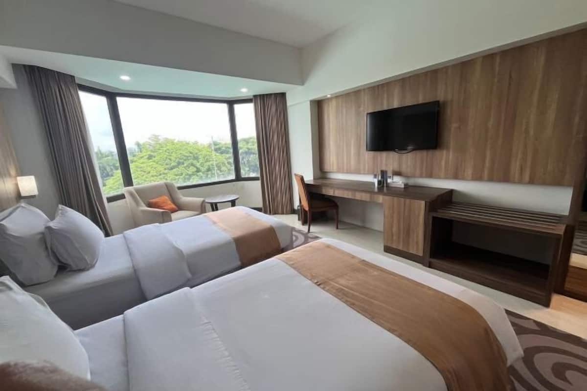 Desk, laptop workspace, free WiFi, bed sheets