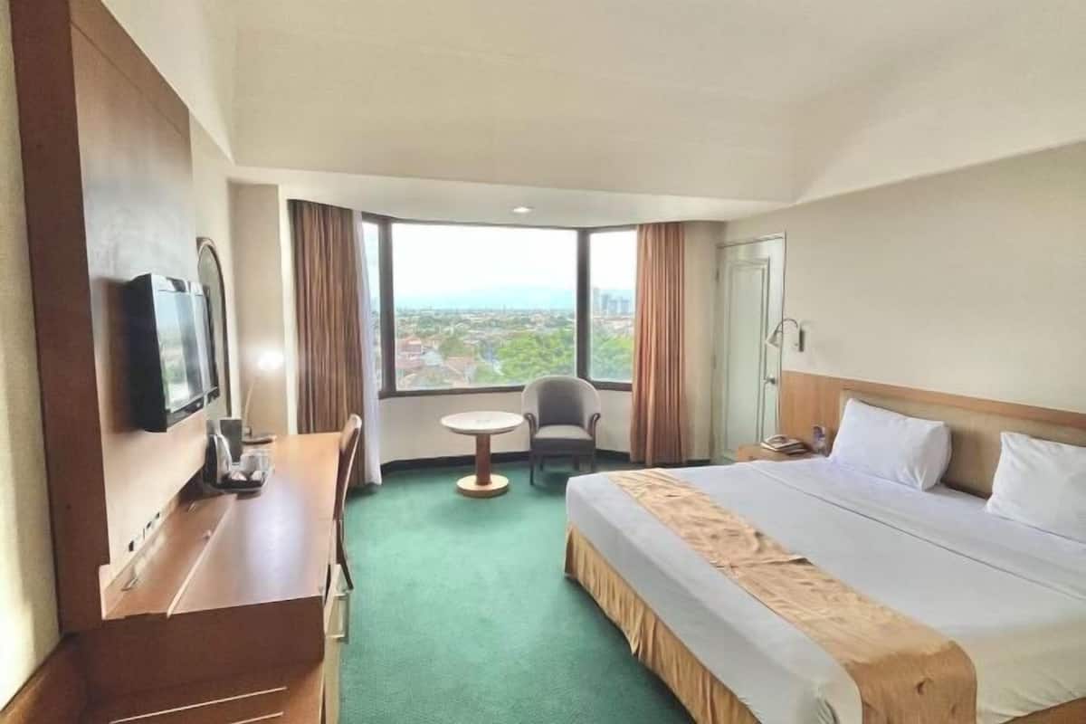 Desk, laptop workspace, free WiFi, bed sheets