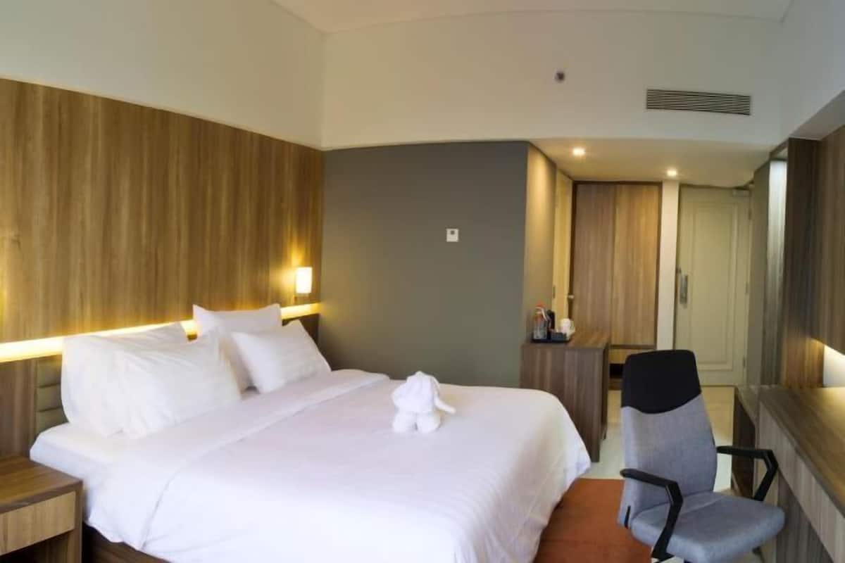 Desk, laptop workspace, free WiFi, bed sheets