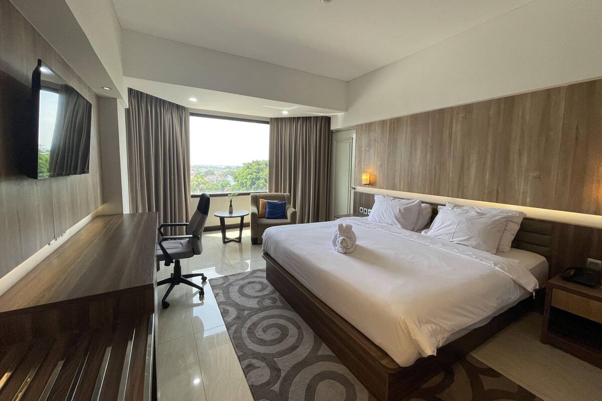 Super Deluxe King | Desk, laptop workspace, WiFi (free), bed sheets