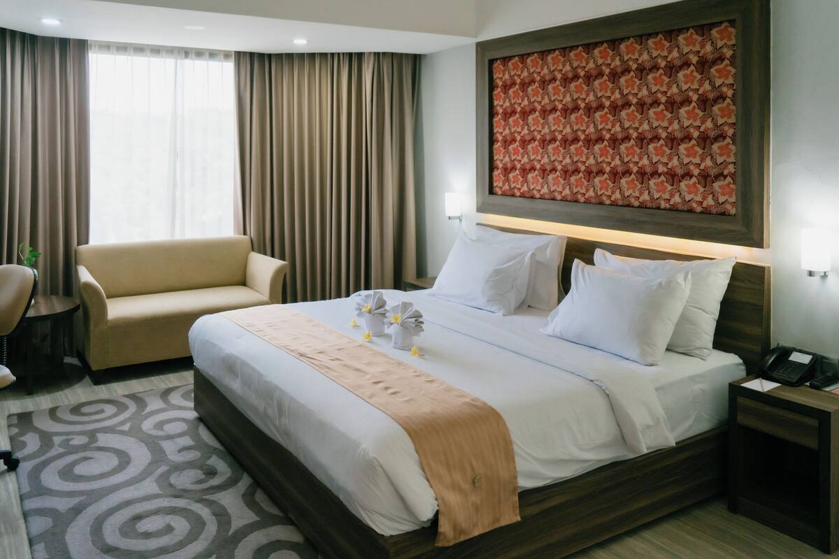 Executive Suite | Desk, laptop workspace, WiFi (free), bed sheets
