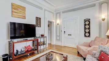 Télévision, cheminée