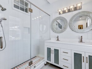 Douche, sèche-cheveux, serviettes fournies