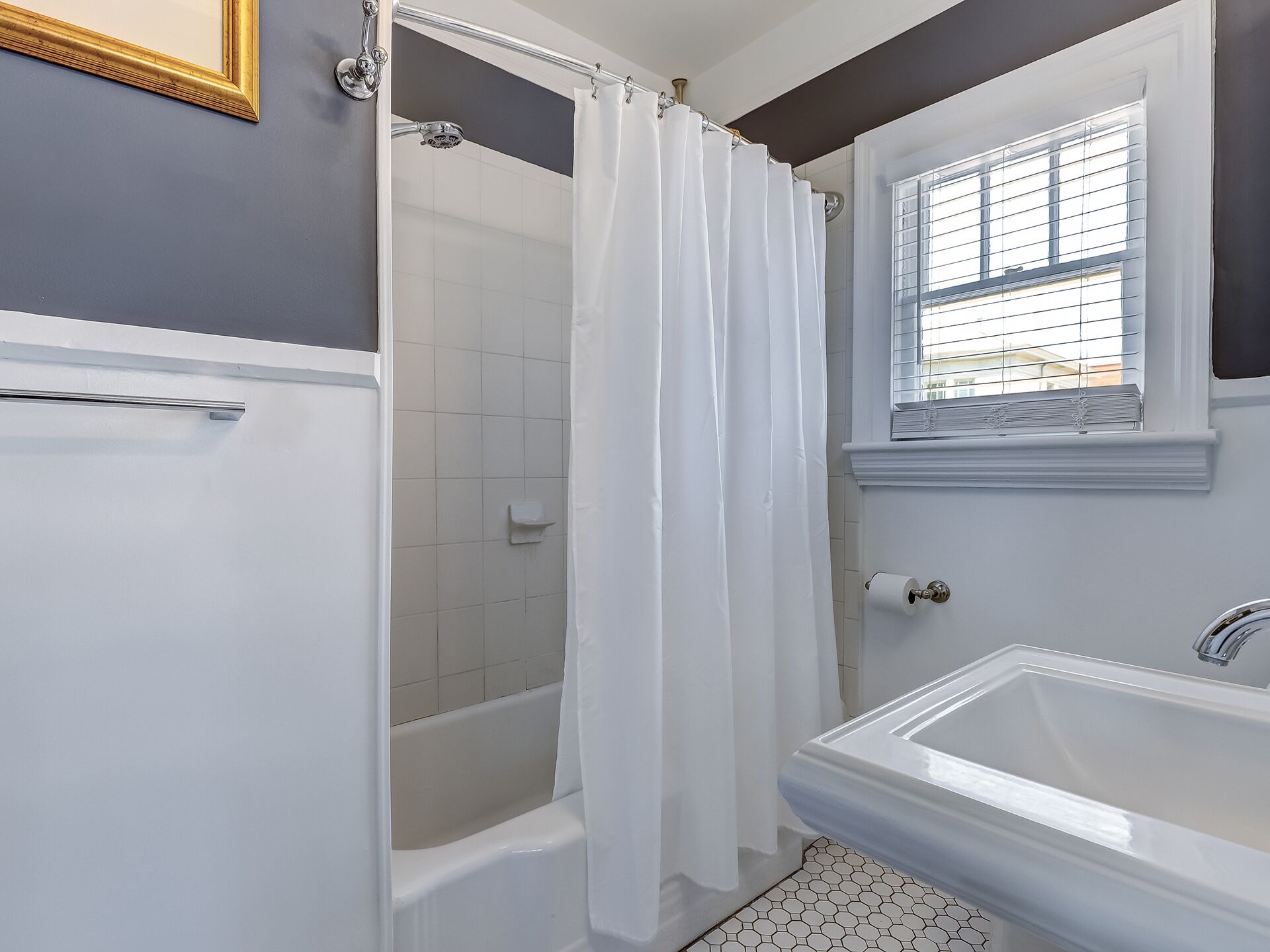 Ein Badezimmer mit Badewanne, Dusche, Toilette und Waschbecken.