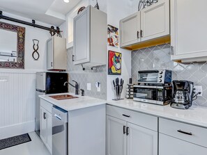 Réfrigérateur, four à micro-ondes, un four, surface de cuisson