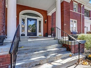 Exterior detail - Amazing 4 Bedroom Home | Heated Pool Access (Savannah)