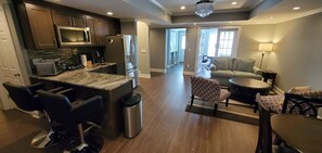 Smart-TV, Tischfußball, Tischtennisplatte