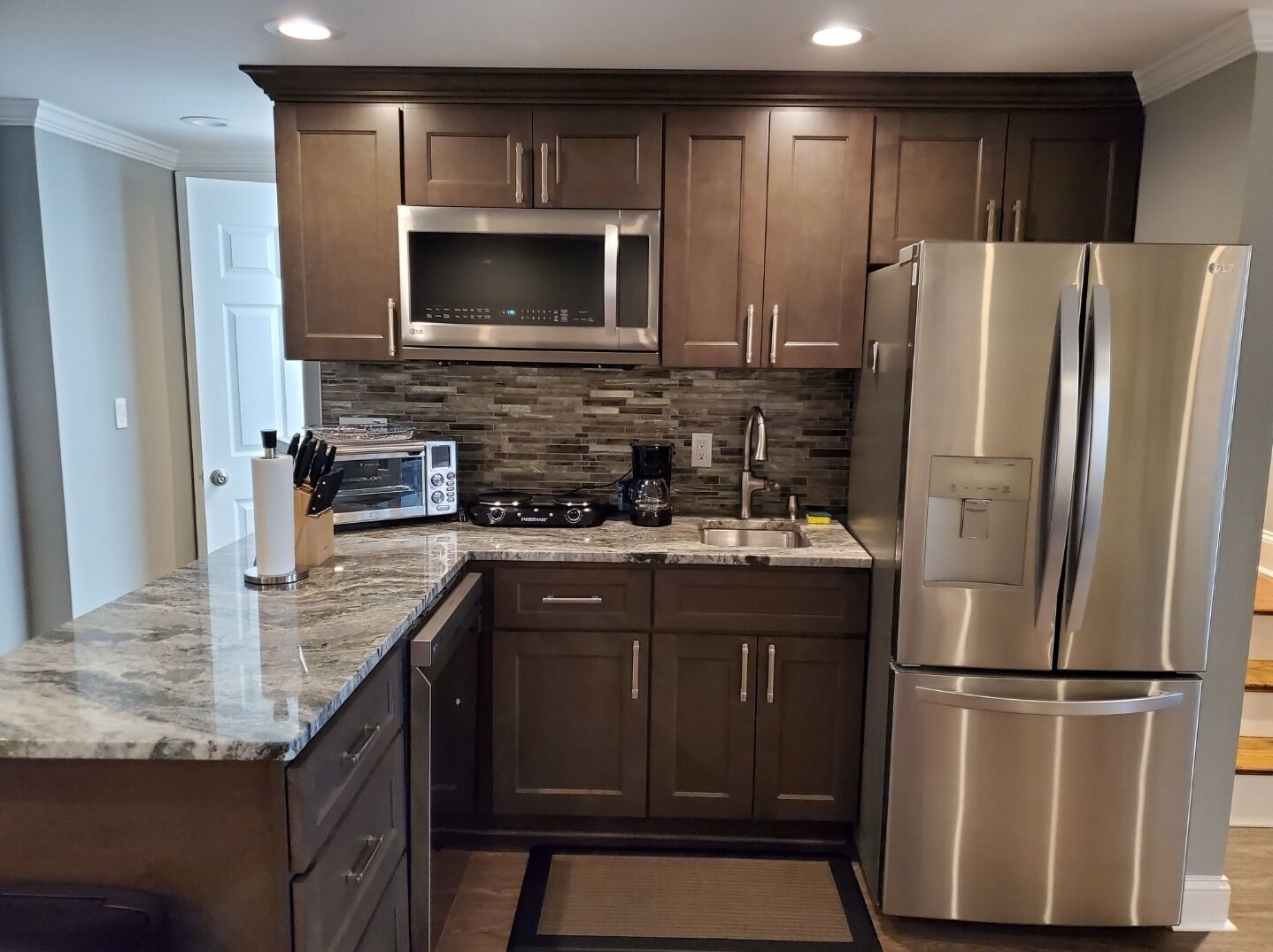 Réfrigérateur, micro-ondes, four, plaque de cuisson