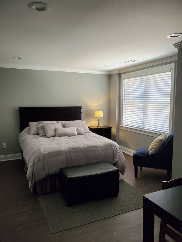 2 Schlafzimmer, Schreibtisch, Bügeleisen/Bügelbrett, Reisekinderbett