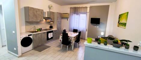 冷蔵庫、オーブン、コンロ、コーヒー / ティーメーカー