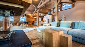 Smart TV, chimenea y reproductor de DVD