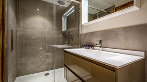 Combined shower/bathtub, hair dryer, towels