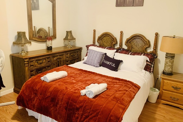 3 quartos, ferros/tábuas de passar roupa, berço de viagem