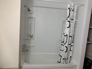 Ensemble douche/baignoire, sèche-cheveux, serviettes fournies, savon