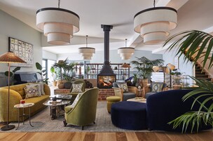 2 restaurants, breakfast served