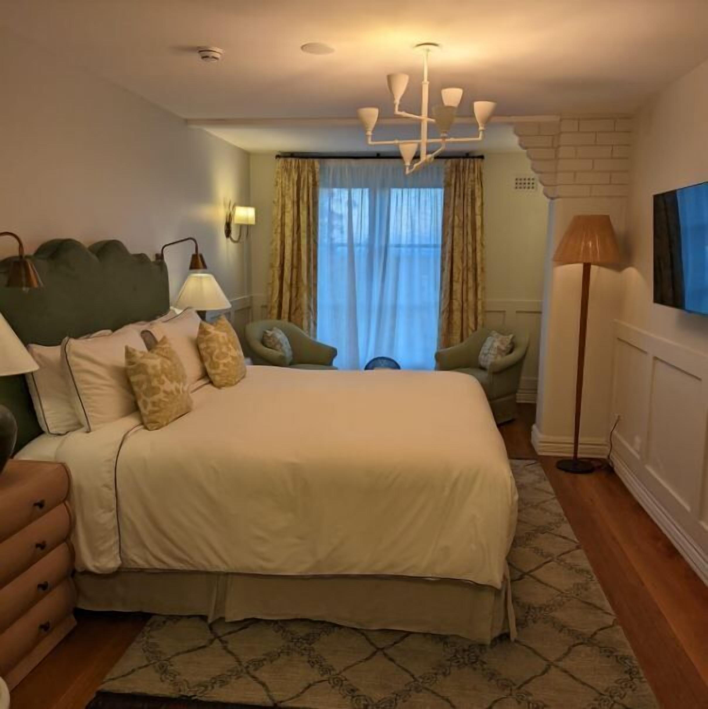 Ropa de cama de alta calidad y artículos del minibar gratis 