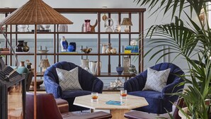 Uma sala de estar moderna com lareira, uma estante grande e um lustre.
