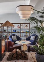 2 restaurants, breakfast served