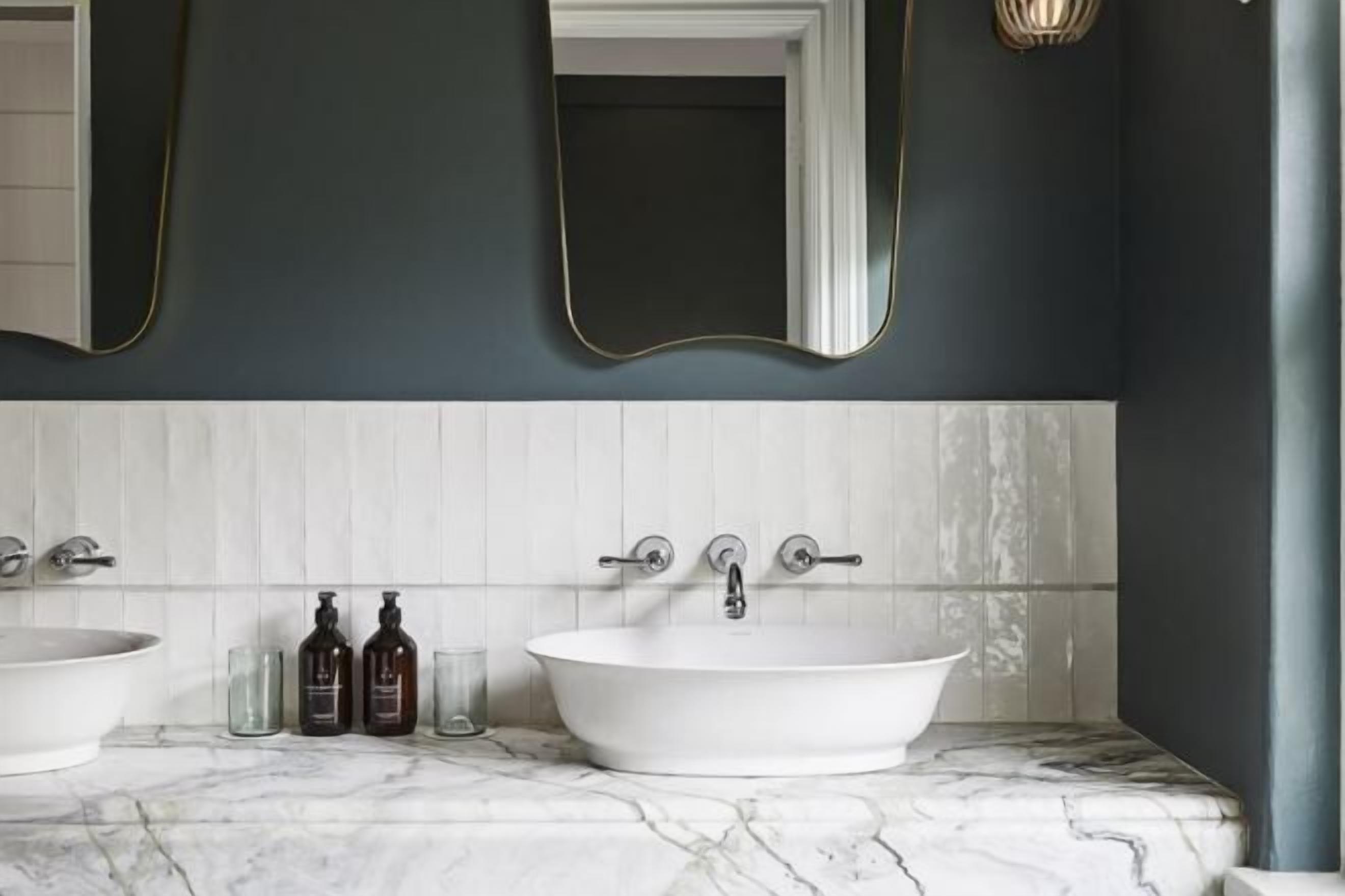 Artículos de tocador de diseñador, secador de pelo, batas, pantuflas