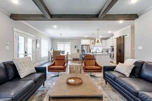 New Stylish and Cozy Normaltown Home - Book Today