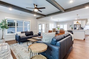 Smart TV, fireplace