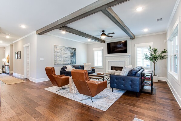 Smart TV, fireplace
