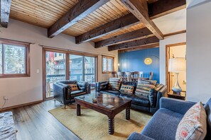 Smart-TV, Kamin, Tischfußball, Bücher