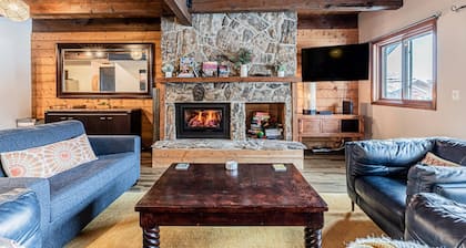Private Sauna/GameRoom-3 en Suites-2 Car Garage-EZ Walk to Resort/Free Town Bus-W/D in Unit-Dogs OK