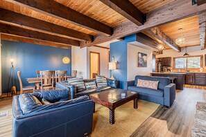 Smart-TV, Kamin, Tischfußball, Bücher