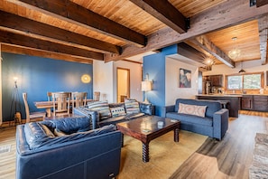 Smart TV, chimenea, futbolito y libros