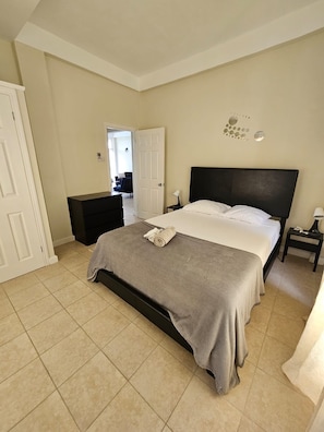 2 habitaciones, escritorio, tabla de planchar con plancha y wifi gratis