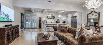 ★ Luxe Thomas Mansion ★ | hot tub, pool, fire pit!